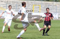 Regionalliga - FC Ingolstadt 04 II - SC Freiburg - rechts Thomas Berger kommt zu spät