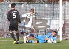 Regionalliga Süd - FC Ingolstadt 04 II - FC Bayern II - kommt noch hin Torwart Aaron Siegl, Max Dombrowka kommt nicht mehr hin. links Azur Velagic