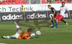 2.Liga Testpiel - FC Ingolstadt 04 - Hamburger SV 2:4 - Stefan Leitl zieht ab, Torwart Tom Mickel pariert