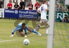 2.Liga - FC Ingolstadt 04 - Testspiel gegen Wehen Wiesbaden in Pförring - 1:6 - Torwart Ramazan Öczan schaut dem Ball nur nach. Steffen Wohlfarth trifft zum 1:0 für Wiesbaden