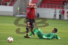 2.BL - FC Ingolstadt 04 - Energie Cottbus 2:2 - Ahmed Akaichi scheitert an Torwart Thorsten Kirschbaum