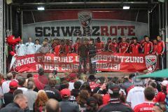 2. BL - FC Ingolstadt 04 - Saisonabschluß 2013 am Sportpark - Die komplette Mannschaft auf der Bühne, vorne Cheftrainer Tomas Oral im Interview mit Italo Mele