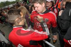 2. BL - FC Ingolstadt 04 - Saisonabschluß 2013 am Sportpark - Autogramme schreiben für die Fans Kapitän Stefan Leitl (6)