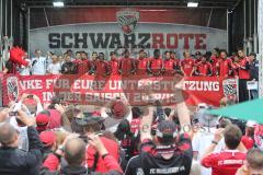2. BL - FC Ingolstadt 04 - Saisonabschluß 2013 am Sportpark - Die komplette Mannschaft auf der Bühne