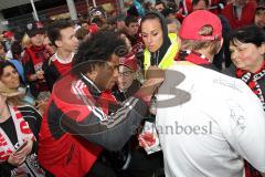 2. BL - FC Ingolstadt 04 - Saisonabschluß 2013 am Sportpark - Autogramme schreiben für die Fans Caiuby Francisco da Silva (31)