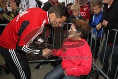 2. BL - FC Ingolstadt 04 - Saisonabschluß 2013 am Sportpark - Autogramme schreiben für die Fans Kapitän Stefan Leitl (6)