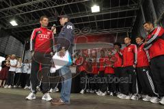 2. BL - FC Ingolstadt 04 - Saisonabschluß 2013 am Sportpark - Abschied auf der Bühne vor den Fans Kapitän Stefan Leitl (6)