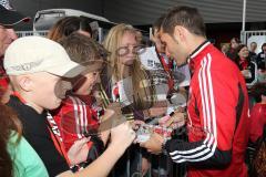 2. BL - FC Ingolstadt 04 - Saisonabschluß 2013 am Sportpark - Autogramme schreiben für die Fans Kapitän Stefan Leitl (6)