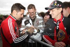 2. BL - FC Ingolstadt 04 - Saisonabschluß 2013 am Sportpark - Autogramme schreiben für die Fans Kapitän Stefan Leitl (6)