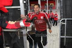 2. BL - FC Ingolstadt 04 - Saisonabschluß 2013 am Sportpark - Kapitän Stefan Leitl (6) kommt auf die Bühne