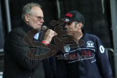 2. BL - FC Ingolstadt 04 - Saisonabschluß 2013 am Sportpark - Vorstand Frank Dreves auf der Bühne bedankt sich auf Bühne bei den Fans