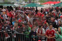 2. BL - FC Ingolstadt 04 - Saisonabschluß 2013 am Sportpark - Fans warten vor der Bühne auf die Mannschaft