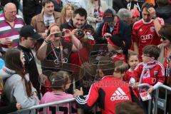 2. BL - FC Ingolstadt 04 - Saisonabschluß 2013 am Sportpark - Autogramme schreiben und Fotos für die Fans Kapitän Stefan Leitl (6)