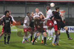 2. BL - Jahn Regensburg - FC Ingolstadt 04 1:2 - Eckball mit links Caiuby Francisco da Silva (31), Ralph Gunesch (26) und rechts Andre Mijatović (4)