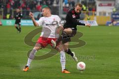 2. BL - Jahn Regensburg - FC Ingolstadt 04 1:2 - Moritz Hartmann (9) verfehlt den Ball und links Tim Erfen