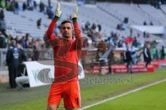 2. BL - FC Ingolstadt 04 - 1860 München 1:1 - Torwart Ramazan Özcan (1) bedankt sich bei den Fans