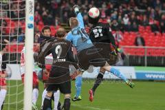 2. BL - Jahn Regensburg - FC Ingolstadt 04 1:2 - Eckball Caiuby Francisco da Silva (31) kommt nicht an den Ball