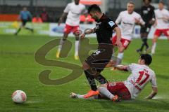 2. BL - Jahn Regensburg - FC Ingolstadt 04 1:2 - Ümit Korkmaz (14) wird von Oliver Hein gefoult