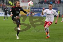 2. BL - Jahn Regensburg - FC Ingolstadt 04 1:2 - Moritz Hartmann (9) verfehlt den Ball und rechts Tim Erfen