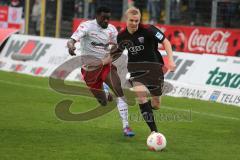 2. BL - Jahn Regensburg - FC Ingolstadt 04 1:2 - Leon Jessen (2) im Zweikampf mit Denis Weidlich