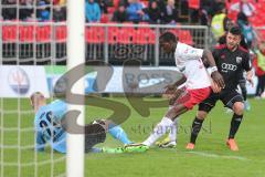 2. BL - Jahn Regensburg - FC Ingolstadt 04 1:2 - Ümit Korkmaz (14) kommt zu spat Torwart Ochs