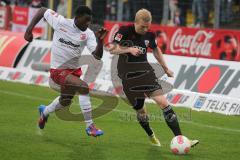 2. BL - Jahn Regensburg - FC Ingolstadt 04 1:2 - Leon Jessen (2) im Zweikampf mit Denis Weidlich