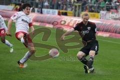 2. BL - Jahn Regensburg - FC Ingolstadt 04 1:2 - Leon Jessen (2) zieht aufs Tor