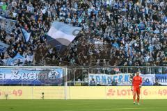 2. BL - FC Ingolstadt 04 - 1860 München 1:1 - Torwart Ramazan Özcan (1) vor der Fan-Wand von 1860