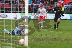 2. BL - Jahn Regensburg - FC Ingolstadt 04 1:2 - Tor durch  Florian Heller (30), Torwart Timo Ochs schaut nach