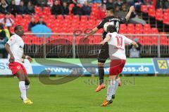 2. BL - Jahn Regensburg - FC Ingolstadt 04 1:2 - Ümit Korkmaz (14) im Zweikampf