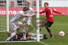 2. BL - FC Ingolstadt 04 - SC Paderborn 1:3 - Moritz Hartmann (9) scheitert direkt am Tor mit Torwart Daniel Lück