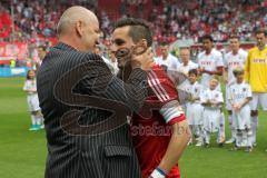 2. BL - FC Ingolstadt 04 - 1.FC Köln - 0:3 - Verabschiedung von Kapitän Stefan Leitl (6) durch Vorsitzender des Vorstandes Peter Jackwerth