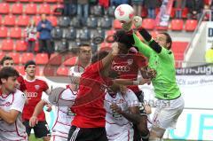 2. BL - FC Ingolstadt 04 - 1.FC Kaiserslautern 1:1 - Torwart Tobias Sippel boxt den Eckball vor Caiuby und Andre Mijatovic weg