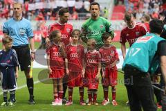 2. BL - FC Ingolstadt 04 - 1.FC Köln - 0:3 - Kapitän Stefan Leitl (6) läuft mit seinen Kindern ein