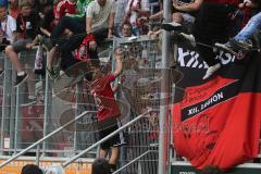 2. BL - FC Ingolstadt 04 - 1.FC Köln - 0:3 - Kapitän Stefan Leitl (6) wirft seine Schuhe zu den Fans