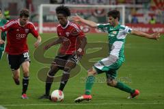 2.BL - FC Ingolstadt 04 - Union Berlin - 2:1 - Zweikampf Caiuby gegen Markus Karl, links Pascal Groß