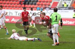 2. BL - FC Ingolstadt 04 - 1.FC Kaiserslautern 1:1 - Manuel Schäffler erzeilt das 1:1 Tor Jubel, Torwart Tobias Sippel kann nichts machen, Schäffler schnappt sich den Ball