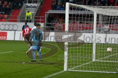 FC 04 Ingolstadt gegen SSV Jahn 2000 Regensburg - Manuell Schäffler mit Kopfball zum 3:1 Führungstreffer - Foto: Jürgen Meyer