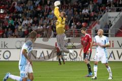 2.BL - FC Ingolstadt 04 - 1860 München - 0:2 - Löwen Torwart Gabor Kiraly hält den Freistoß vor Andre Mijatovic