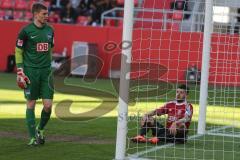 2. BL - FC Ingolstadt 04 - Hertha BSC Berlin 1:1 - knapp vorbei, am Boden Ümit Korkmaz (14) und Torwart Thomas Kraft