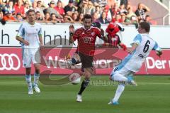 2.BL - FC Ingolstadt 04 - 1860 München - 0:2 - Stefan Leitl kämpft sich an links Guillermo Vallori vorbei