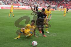 2. BL - FC Ingolstadt 04 - Eintracht Braunschweig 0:1 - Zweikampf Ümit Korkmaz (14) mit Dogan Deniz