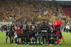 2. BL - FC Ingolstadt 04 - Eintracht Braunschweig 0:1 - Cheftrainer Tomas Oral versammelt alle auf dem Platz, hinten feiern die Braunschweiger Fans den Aufstieg