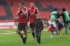 2. BL - FC Ingolstadt 04 - 1.FC Köln - 0:3 - Kapitän Stefan Leitl (6) geht mit seinem Sohn vom Platz