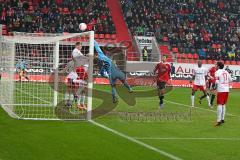 FC 04 Ingolstadt gegen SSV Jahn 2000 Regensburg - Torschuss von Caiuby - Foto: Jürgen Meyer