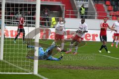 FC 04 Ingolstadt gegen SSV Jahn 2000 Regensburg - Torschuss von Pascal Groß wird abgewehrt - Foto: Jürgen Meyer