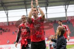 2. BL - FC Ingolstadt 04 - 1.FC Köln - 0:3 - Kapitän Stefan Leitl (6) geht mit seinem Sohn vom Platz