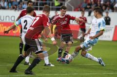 2.BL - FC Ingolstadt 04 - 1860 München - 0:2 - Pascal Groß ziet ab und kommt aber nicht durch, rechts Guillermo Vallori stoppt ihn