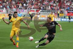 2. BL - FC Ingolstadt 04 - Eintracht Braunschweig 0:1 - Im Vorwärtsgang Moritz Hartmann (9) kann nicht abschließen