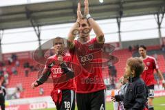 2. BL - FC Ingolstadt 04 - 1.FC Köln - 0:3 - Kapitän Stefan Leitl (6) geht mit seinem Sohn vom Platz